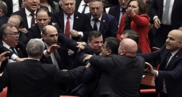 (ВИДЕО) ТЕПАЧКА ВО ТУРСКИОТ ПАРЛАМЕНТ: Пратениците се скараа поради Ердоган