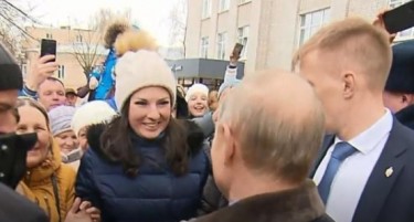 (ВИДЕО) Девојка му предложи брак на Путин