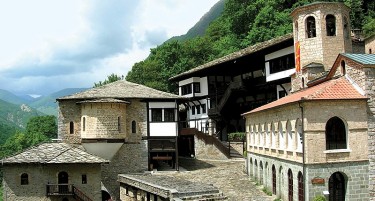 Манастирите Бигорски и Рајчица во изолација