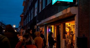 Клуч на врата за секс-клубовите во Амстердам, редици во недоглед да се купи марихуана