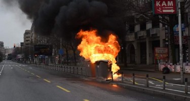 Запалени нови контејнери во центарот на Скопје додека траеше полицискиот час