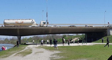 ФОТОГАЛЕРИЈА: Раздвижено на Кејот, младите излегоа на топлото време