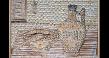 БИТОЛЧАНКА КРЕАТИВНО ГО КОРИСТИ КАРАНТИНОТ: Времето го минува изработувајќи мозаици со школки