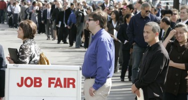 РЕДИЦИ ЗА ДРЖАВНА ПОМОШ: Милиони Американци чекаат за надомест за невработеност
