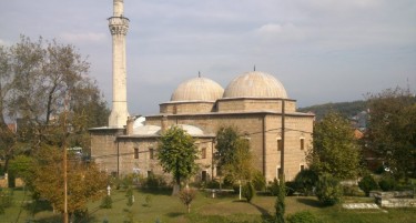 ИВЗ НЕ ПОСЛУША: Ги отвори џамиите за верниците