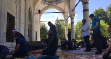 Мустафа-пашина џамија ги отвори вратите за верниците во Скопје