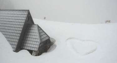 ДЕБЕЛА СНЕЖНА ПОКРИВКА: На Балканот наврнаа 70 сантиметри снег