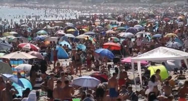 (ВИДЕО) ЗАБОРАВИЈА НА КОРОНАТА: Ги преплавија плажите