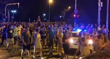 ПРОТЕСТ ВО БЕЛГРАД: Демонстранти му ја раскрвавија главата на Сергеј Трифуновиќ