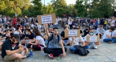 (ВИДЕО) НОВИ ПРОТЕСТИ ВО СРБИЈА: Излегоа и дел од лекарите од ковид болниците