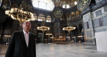 (ФОТО) Аја Софија стана џамија - Ердоган ја посети