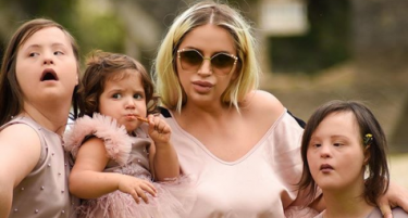 Луѓето бегаа од моите ќерки поради Дауновиот синдром: Искрено со инфлуенсерката Сара Беро