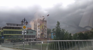 (ВИДЕО) НЕВРЕМЕ ВО ДЕЛЧЕВО: Ветер урна покрив на зграда