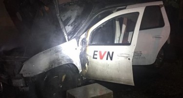 Во Тетово запалени две возила на ЕВН поради поскапувањето на струјата
