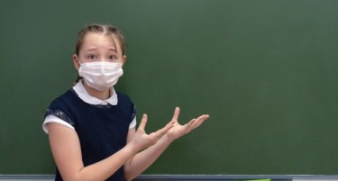 МАЛИТЕ ТРГНУВААТ В УЧИЛИШТЕ: СЗО препорачува да не носат маски