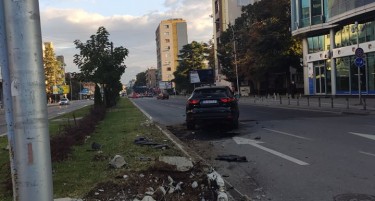 ФОТО ВЕСТ-УТРИНСКА СООБРАЌАЈКА: Возило урна ивичник на тротоар пред седиштето на ЕУ во Скопје