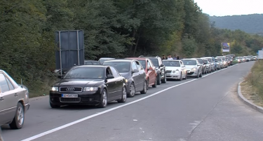 (ВИДЕО) Колона пред Блаце за гласање во Косово