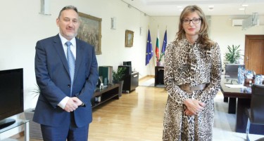 Георгиевски на средба со бугарската министерка за надворешни Захариева: Заев ќе оди следниот месец