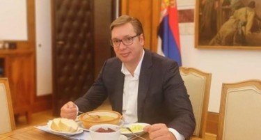 Вучиќ им посакал убав ден на Србите со неговото омилено јадење: Лавина реакции