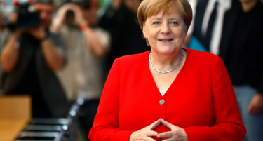 Меркел ги нападна луѓето кои го негираат постоењето на коронавирусот