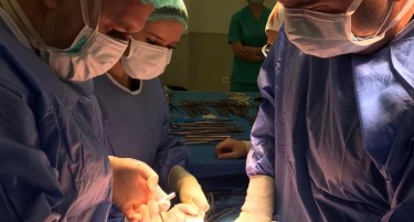 Успешна операција на тим од гинекологија и кардиохирургија: Отстранет голем тумор на матка кај пациентка со сериозно вродено срцево заболување