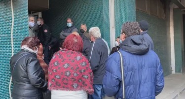 Невидени турканици пред ковид-центарот на ГОБ „8 Септември“: Директорот Костов уверува дека сите ќе бидат прегледани