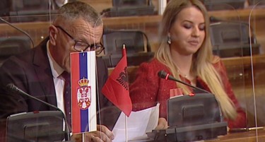 (ВИДЕО) ТЕНЗИИ: Пратеник истакна албанско знаме во српското Собрание, Дачиќ му реагираше