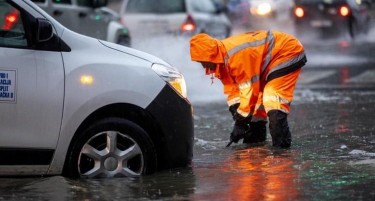 (ВИДЕО) СПЛИТ КАКО ВЕНЕЦИЈА: Oбилните дождови ги поплавија улиците