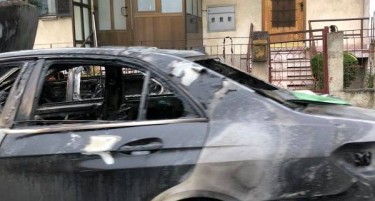 Целосно изгореа две возила во Скопје, повредени нема: МВР го истражува случајот во Порта Влае