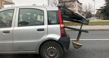 Еве како скопјани си превезуваат општинска клупа