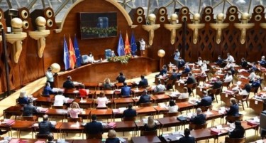 Тензии во Собранието: Опозицијата обвинува за шверцерство во носењето закони