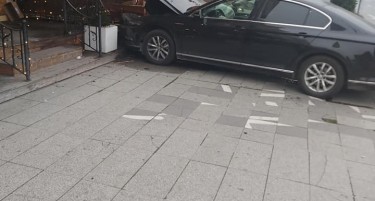 (ФОТО ВЕСТ) Автомобил се заби во познат локал во центарот на Скопје