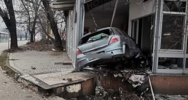 КАКО МУ УСПЕА ТОЛКУ ДА СЕ ЗАБИЕ - 29 годишен скопјанец со автомобил влета во нотарска канцеларија