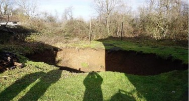 По земјотресот во Петриња се појавија дупки во земјата