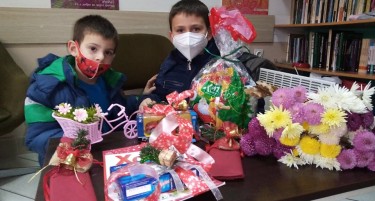 Коледарски пакетчиња се донирани на Детската клиника во Скопје