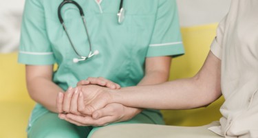 Во ек на здравствена криза медицински сестри со две децении искуство седат без работа