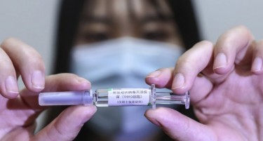 ПАНДЕМИЈА ВО РАЦЕ НА МОЌНИТЕ: Како глобалната војна околу вакцините загрозува милиони луѓе во Европа