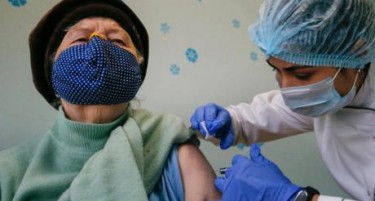 Две жени се маскирале како баби за да примат вакцина