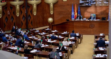 Владата на Заев преживеа гласање на доверба
