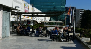 (ФОТО) Во Скопје како да нема корона: Рестораните полни, „тепачка“ за маса на сонце, и само со резервации