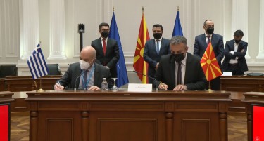 Македонија ги потпиша договорите со кои добива удели во терминалот и гасната централа во Александруполи