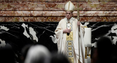 Папата повика да се забрза дистрибуцијата на вакцини