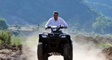 Зоран Заев им одговори на оние кои го критикуваат за возењето мотор