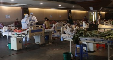 Koронавирусот ја фрли Индија на колена - нема каде да ги кремираат починатите