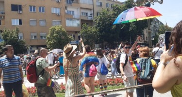 (ФОТО) ДОСТА Е КРИЕЊЕ - стотици дојдоа на Парадата да и дадат поддршка на ЛГБТИ заедницата