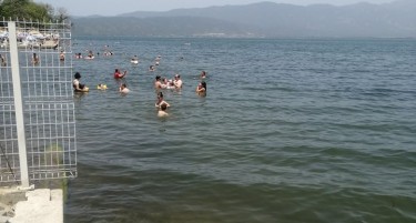 ДОЈРАН Е ЧИСТ - скопјани навалија во езерото, се плива и во базенот (ФОТОГАЛЕРИЈА)