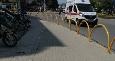 Мајка му го удрила, па детето било исшутирано на земја: Инцидент на плажа во Охрид, малолетник префрлен во болница