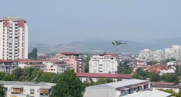 ГОЛЕМА АКЦИЈА: Армиски хелихоптери полнат вода од Вардар за да го гасат пожарот во Сарај