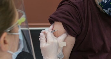 Делта сојот сепак ја „руши“ ефикасноста на вакцините, тврдат од Оксфорд