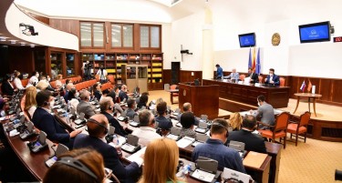 Владата подготвува нови предизвици за пратениците наесен: Ќе се носи закон за вонредна состојба и ќе се менува тој за помилувањата
